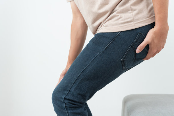 男性手扶着她的屁股因为有腹痛和痔疮、保健、便秘、解剖、疼痛、腹部、肠道问题、血性腹泻、胃痛、癌症图片下载