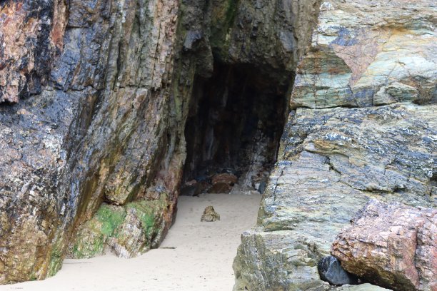 从沙滩上看海洞图片下载