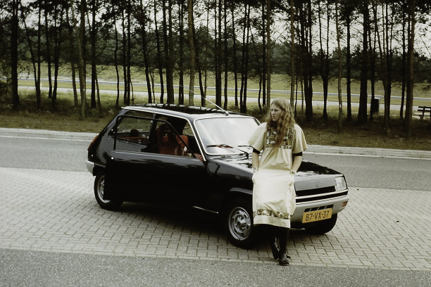 20世纪70年代的年轻女子图片下载