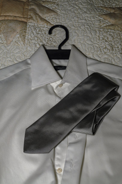 黑人和白人的衬衫，黑色领带挂在衣架上图片下载