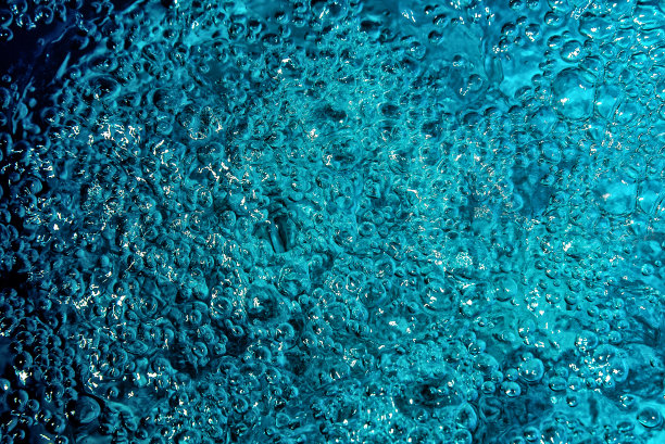 抽象的背景与沸水在蓝色调。图片下载