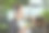 微笑的女企业主在绿色办公室吃沙拉图片下载