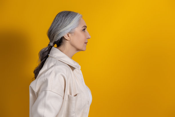 一个漂亮的高级女性的腰部照片图片下载