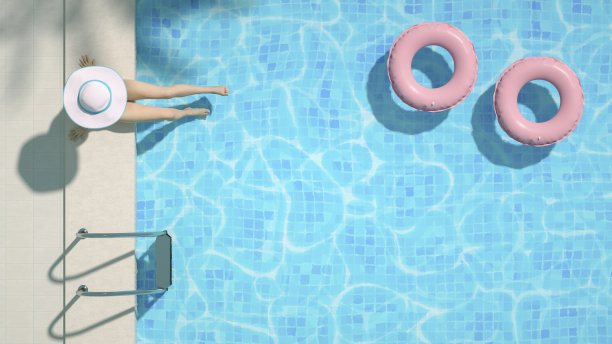 鸟瞰图，女子坐在泳池上，暑假背景图片下载