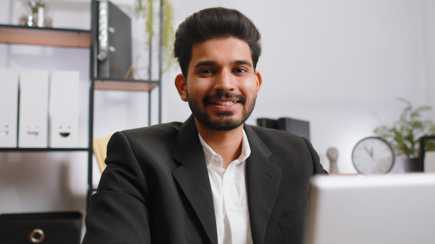 在办公场所用笔记本电脑发送在线信息的商人自由职业者特写图片下载