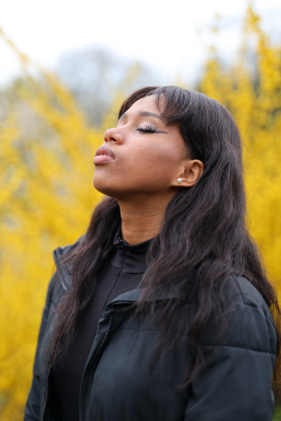 和平与安宁，非洲妇女呼吸新鲜空气。图片下载