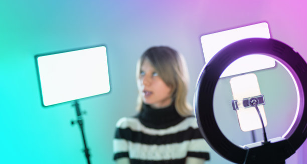 时尚博主女孩用戒指灯制作视频图片下载