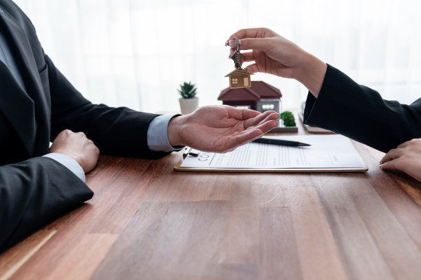 房地产经纪人把房子钥匙交给买家。实体图片下载