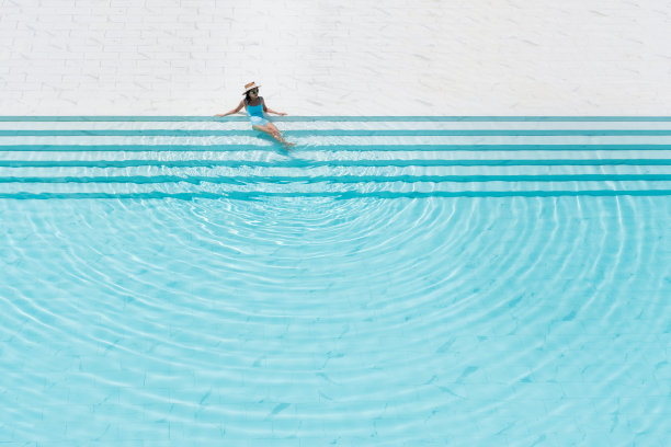 快乐性感的亚洲女人在泳池放松在她的夏季度假休闲时间在豪华酒店。暑假和假期，享受周末的概念。复制空间，俯视图图片下载
