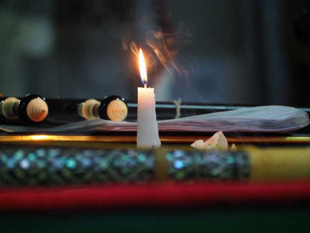 浪漫背景下的烛光火焰。图片下载