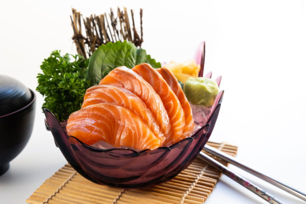 新鲜鲑鱼刺身。餐厅餐桌上的日本菜。隔离在白色背景上图片下载