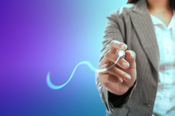 一个拿着笔在画图表的女商人图片下载