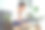 一名亚洲女性坐在家里的沙发上使用笔记本电脑，身体疼痛。图片下载