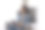快乐、体贴、有吸引力、成熟的女人在思考网上的内容图片下载