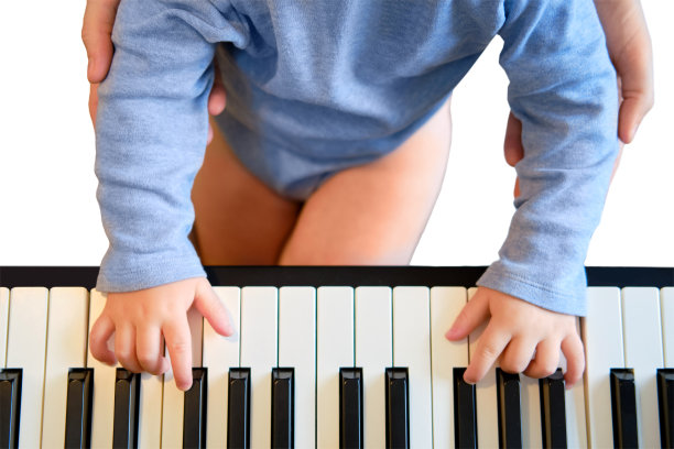 母亲在客厅教幼儿弹钢琴图片下载