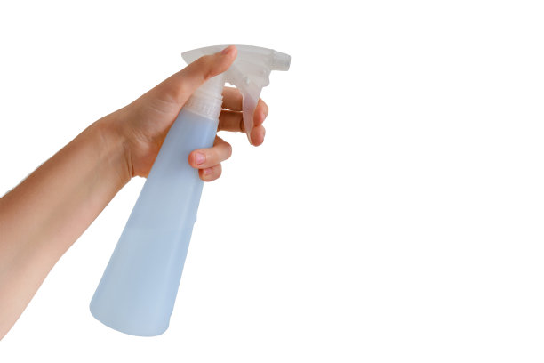 妇女们的手从粉碎机中喷洒室内植物，特写，孤立在白色背景上图片下载