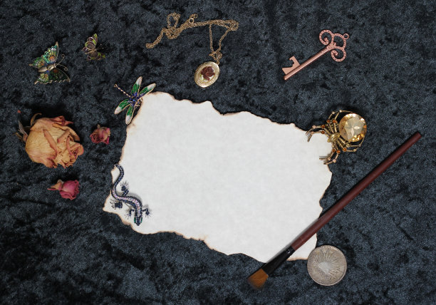 在旧纸上刷上干花和挂坠盒图片下载