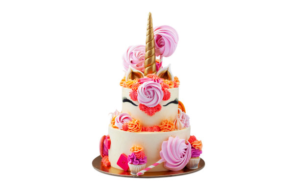 又高又亮的独角兽蛋糕，配上巧克力、蛋白霜和纸杯蛋糕。在白色背景上与一侧的复制空间隔离。水平图片下载