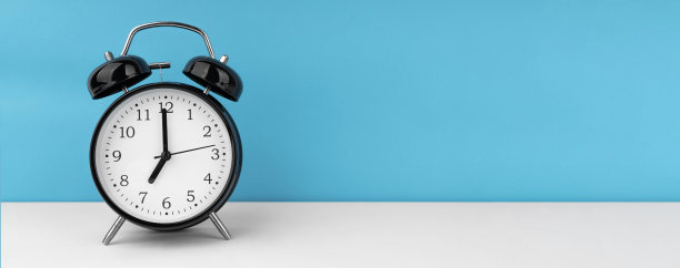 蓝色背景的黑色闹钟图片下载