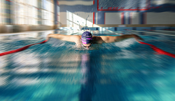 游泳池里的游泳者。图片下载