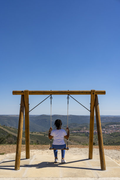 观景台。晴朗的春日。图片下载
