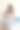一名白人女子穿着牛仔夹克，画着鹿和花的图案。图片下载