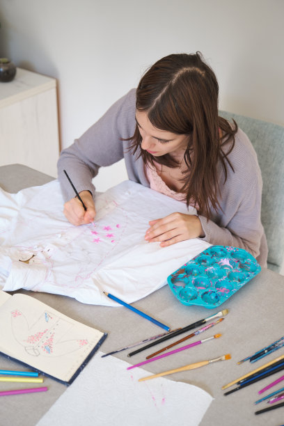 穿着白衬衫画花卉图案的白人妇女。图片下载