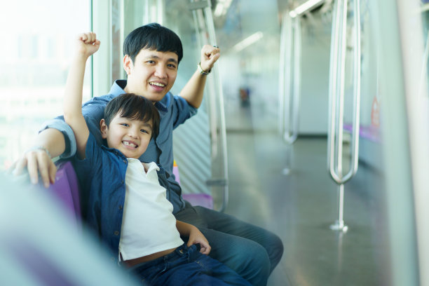 爸爸和儿子在城里旅行。图片下载