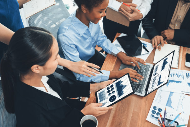 财务仪表盘数据显示在笔记本电脑屏幕上。康科德图片下载