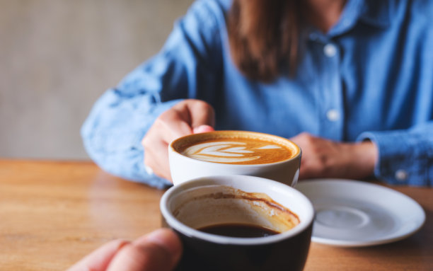 一对夫妇在咖啡馆一起碰杯的特写照片图片下载