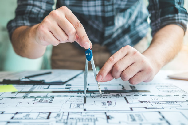 工程师会议和使用数字平板电脑的建筑项目，并与合作伙伴的工程工作场所图片下载