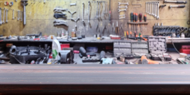 空木桌，模糊车间和车库工具的背景图片下载