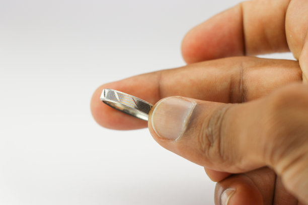 白色背景上的银戒指，手上握着美丽的图案图片下载