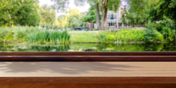 户外空木桌，绿色公园自然背景，产品展示模板图片下载