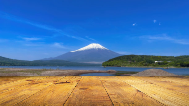木板前面的背景模糊不清。透视日本富士山的景色可以用来展示或蒙太奇您的日本产品。图片下载