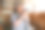 女农民抱着小高山山羊。可爱的小山羊肖像。图片下载