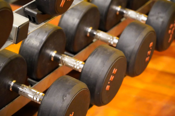 健身馆有哑铃、运动健身室、重量训练器材。图片下载