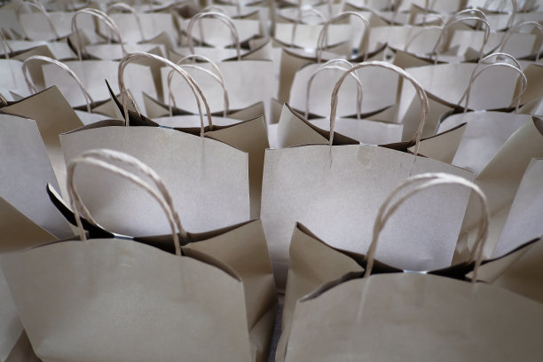 很多纸袋做背景。图片下载