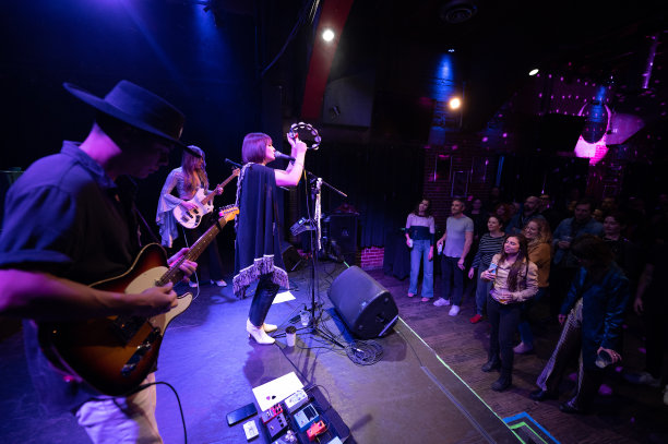 摇滚乐队在小场地为观众演奏图片下载
