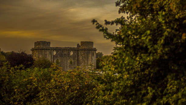 夕阳落在小城堡的废墟上。图片下载