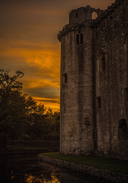 英国城堡废墟上美丽的日落。图片下载