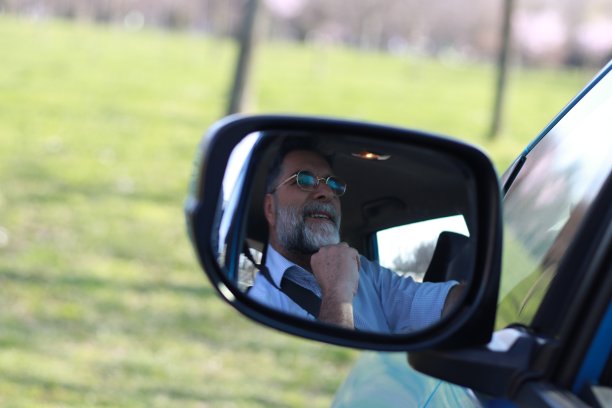 一个人在车里看着后视镜图片下载