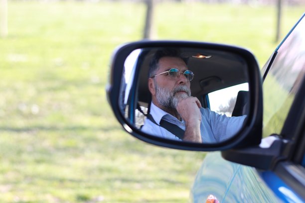 一个人在车里看着后视镜图片下载