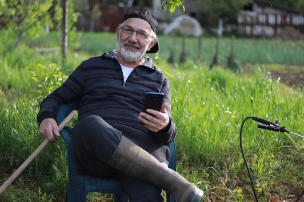 老人辛苦工作后在大自然中放松图片下载