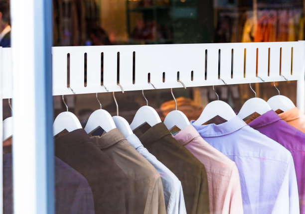 五颜六色的棉质衬衫挂在时装店的橱窗里图片下载