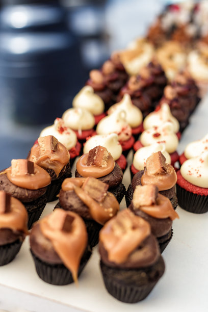 在食品市场，新鲜出炉的蛋糕和纸杯蛋糕排成一排图片下载