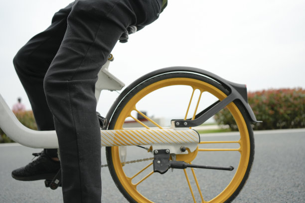 骑自行车的人准备出发了图片下载