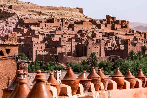 在Ait-Ben-Haddou的土屋和陶罐。图片下载