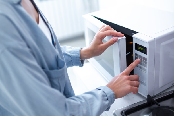 在家里用微波炉加热食物图片下载