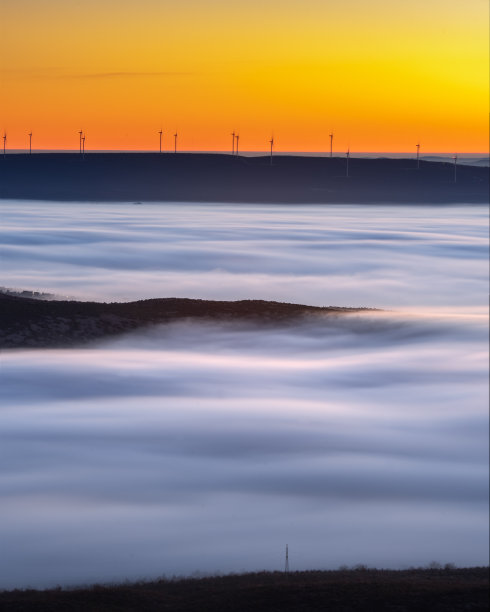 雾气笼罩着克罗地亚的山脉图片下载